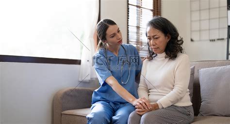 女医生用同情和安慰握住女病人的手，鼓励和同情高清摄影大图-千库网