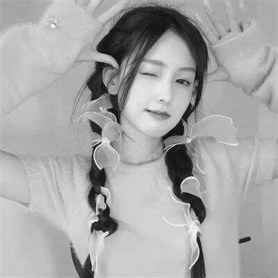 温柔的黑白女生头像
