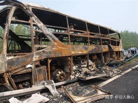 实拍老车之----报废的北京牌中巴车 _ 卡车之家论坛