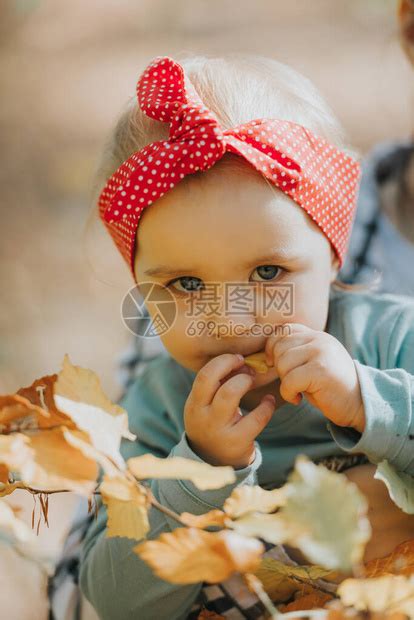 美丽的秋天可爱的小女孩高清图片下载-正版图片504895109-摄图网