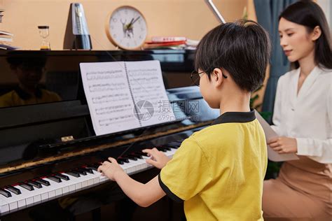 钢琴老师在指导女孩练琴高清图片下载-正版图片502065919-摄图网