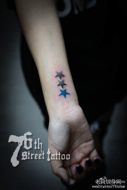 女生小手臂小巧精美的五角星纹身图案