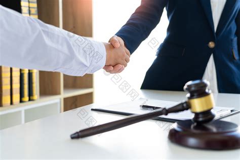 握手合作的律师人物图片-包图网