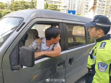 深圳司机路上违章被查 给交警塞钱瞬间被拍下_福田网