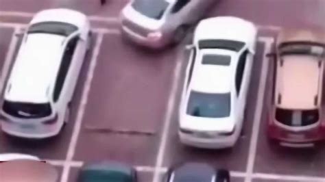 女司机倒车入库十多次，教练都从驾校跳出来！_腾讯视频