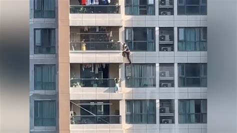 4岁女孩悬挂11楼阳台外，民警徒手爬楼救人_凤凰网视频_凤凰网