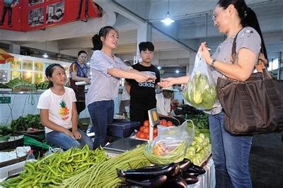 寒夜中的卖菜人:“卖菜也是一种修行”_湖北长江垄上传媒集团