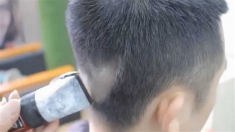 一个男人用电动理发器剪头发高清图片下载-正版图片503017082-摄图网
