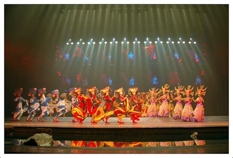 一路高歌 共圆梦想——中央民族歌舞团纪念改革开放40周年文艺晚会在京举行-中国民族网