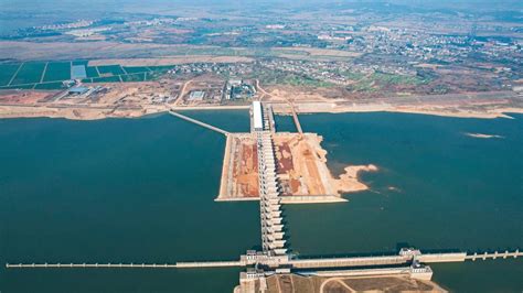 中国水利水电第十工程局有限公司 国际业务 老挝怀拉涅河水电站项目主坝坝顶交通桥顺利通车