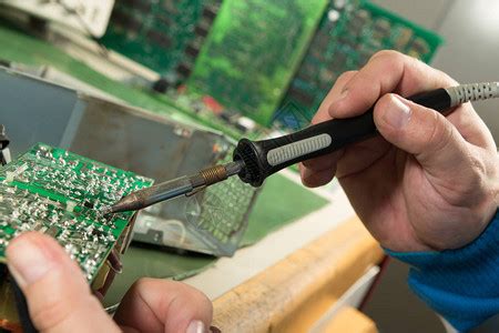 工程师是修理电路板的修理工有焊高清图片下载-正版图片506020670-摄图网