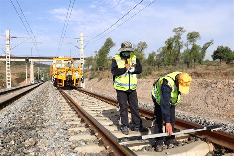 江苏徐州公司开展铁路线路整治确保运输安全