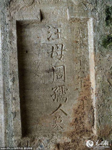 传统墓碑上对联刻字内容寓意丰富，是一种独特丧葬文化