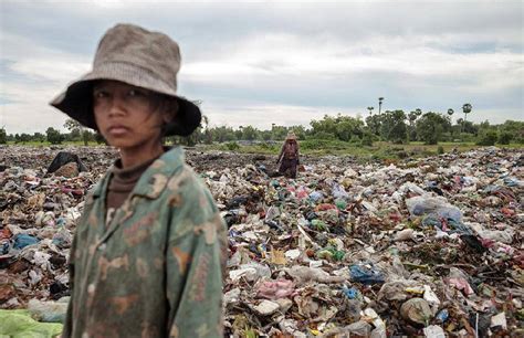 柬埔寨垃圾场童工生活成游客猎奇景点_手机凤凰网