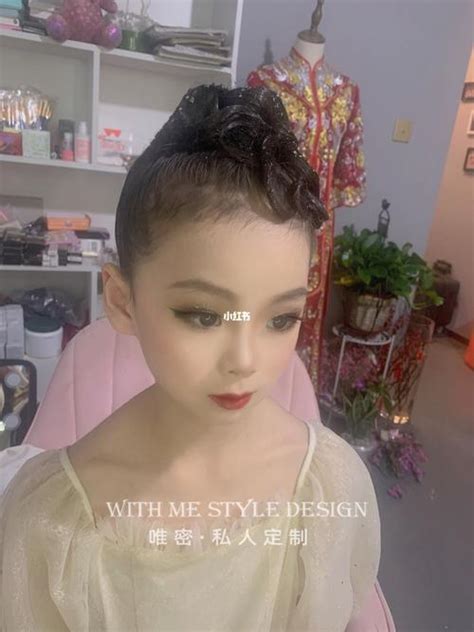 舞蹈发型甜美女生头像