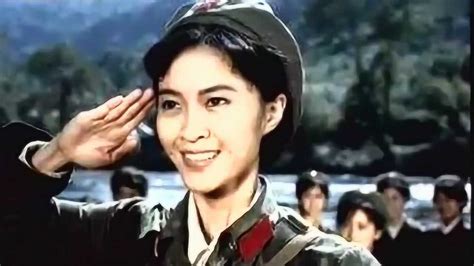 红五星红领章 中国女兵身着65式军装的英姿 令人梦魂萦绕_腾讯视频