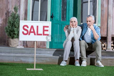 坐在门廊上卖房子卖房子出售概念的情高清图片下载-正版图片503574014-摄图网