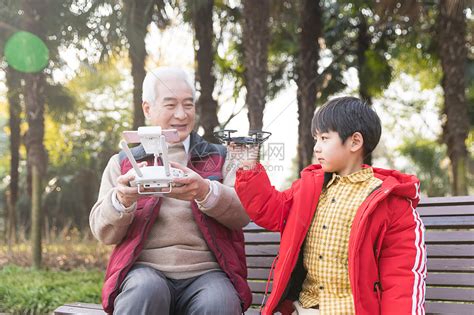 过新年了，一大早俩孙子给爷爷奶奶拜年，排队领红包了_凤凰网视频_凤凰网