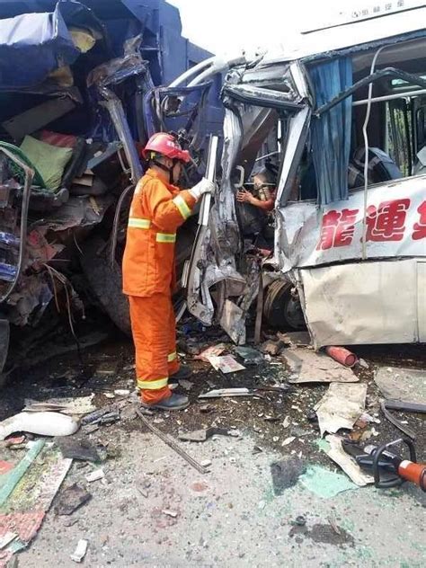 东莞发生惨烈车祸，14辆车被撞毁，现场惨不忍睹！_凤凰资讯