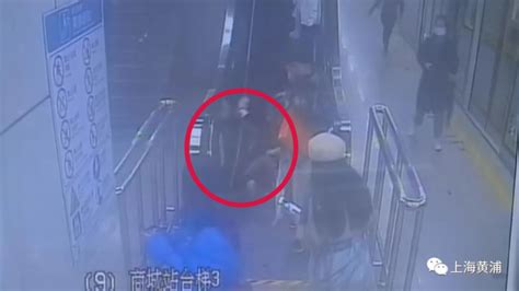 地铁站内多名老人在扶梯上摔倒，这一幕太险！——上海热线HOT频道