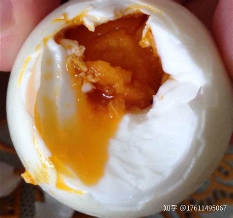 水煮熟的咸鸭蛋可以放多久-一个咸鸭蛋放在水里煮多久才能熟？