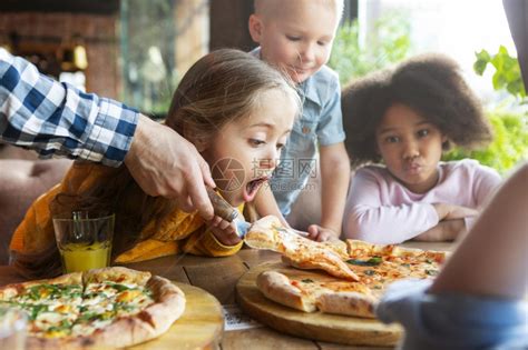 早餐脸用美味的比萨饼给孩子们缝合一顿饭高清图片下载-正版图片307895985-摄图网