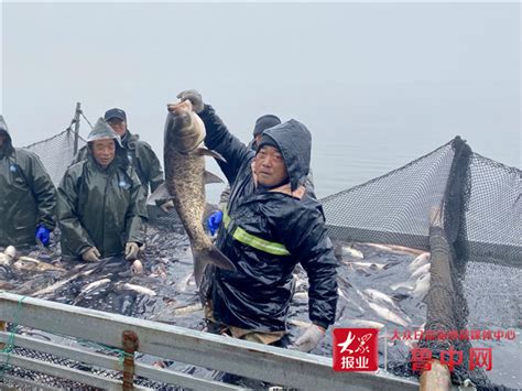 两人驾充气筏直播捕鱼，被东莞海事部门劝离_东莞阳光网
