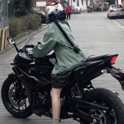 甜美女生头像机车