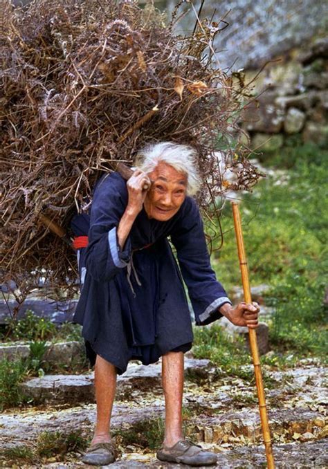 一位年近九十的老奶奶用尽全身力气背着满满的干草在路上前行，动容_正能量故事精选_传递正能量的句子_经典正能量图片_颜色说网