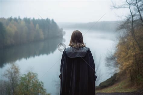 河边安静孤独的女人高清图片下载-正版图片600179546-摄图网