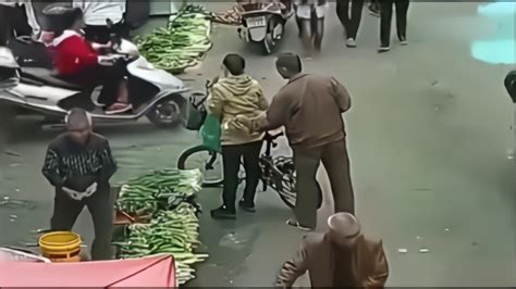 郑州一卖菜老人赶骡车人行道上叫卖生菜 被劝离_凤凰网