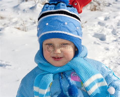 冬天男孩的肖像高清图片下载-正版图片320991327-摄图网