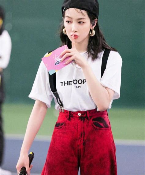宋茜综艺节目新造型，穿红色阔腿背带裤亮相，配白T恤甜美又很酷