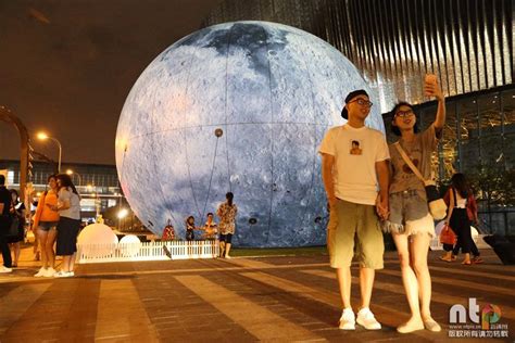 巨型人造月亮现全国各地--普陀新闻网