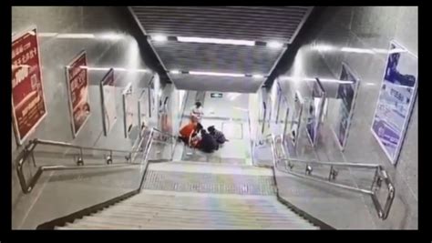 女孩地铁站下楼玩手机摔下20多级台阶 面部受伤严重直接抬上120|女孩|地铁站-社会资讯-川北在线