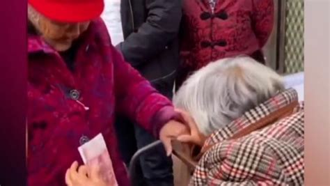 97岁老人与失散75年女儿团聚，合唱《世上只有妈妈好》_凤凰网视频_凤凰网