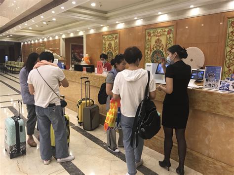 滞留三亚游客自述：千元酒店住7天，有人担心孩子赶不上开学_手机新浪网