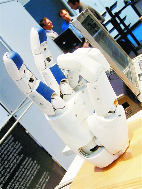 第一个仿人机器人灵巧手：“天地之间”显神通-哈尔滨工业大学校报电子版《哈工大报》