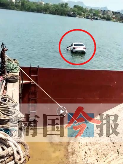 柳州一轿车离奇坠河 司机逃出车外拒救助溺亡 - 海报新闻