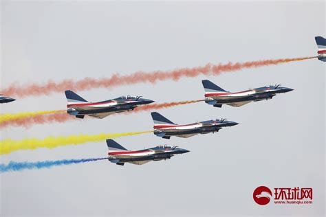 【图集】空军八一飞行表演队国庆节拉彩烟为祖国庆生
