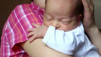 亚洲母亲正在母乳喂养她刚出生的男婴视频素材_ID:VCG42N1181378807-VCG.COM