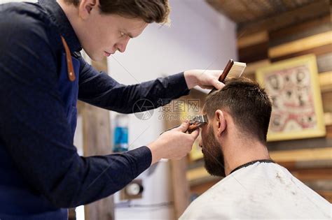 理发师在时尚的男士理发店里用剪子头发高清图片下载-正版图片506382502-摄图网