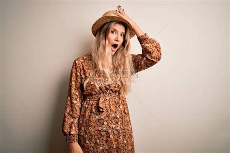 年轻美丽的金发女郎穿着夏装和帽子高清图片下载-正版图片504135820-摄图网