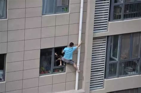 小孩挂在防盗窗摇摇欲坠！！邻居爬窗用板凳托举起孩子！-直播吧
