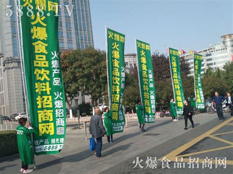 郑州恢复正常生产生活秩序 市民超市排队采购物资-搜狐大视野-搜狐新闻