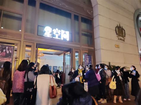 “买票堪比拍沪牌”，上海剧场能成为年轻人的百老汇吗？ | CBNData