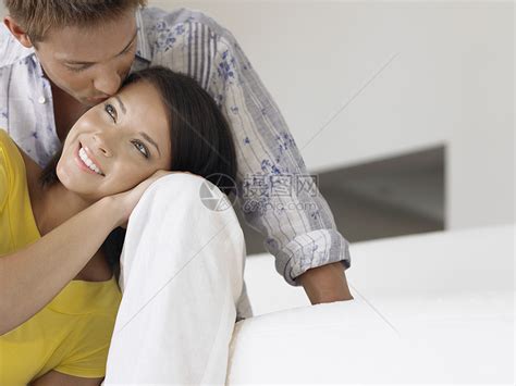 一个微笑着的年轻女人的紧贴 躺在男人的腿上 当他亲吻她时沉思闲暇思维种族空闲夫妻亲热时间女性女士高清图片下载-正版图片321858456-摄图网