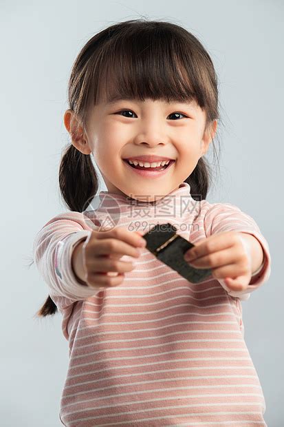 可爱的小女孩正在吃零食高清图片下载-正版图片507621553-摄图网