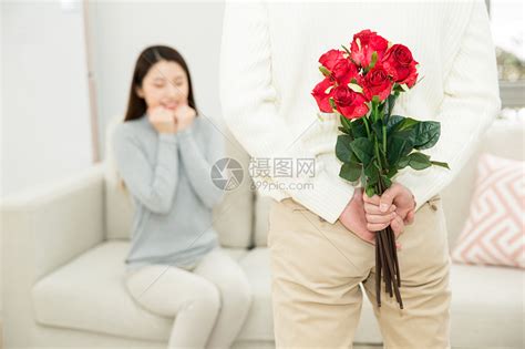 居家情侣送玫瑰花高清图片下载-正版图片500809343-摄图网