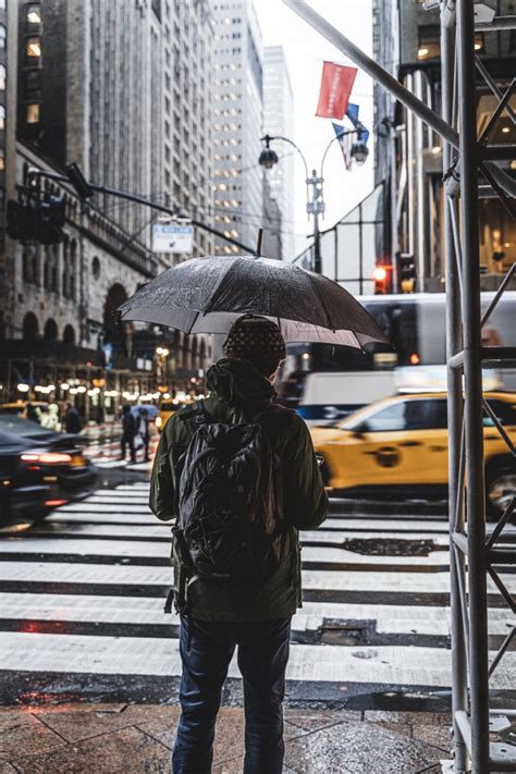 下雨天母女撑伞牵手过人行道背影高清图片下载-正版图片501811803-摄图网
